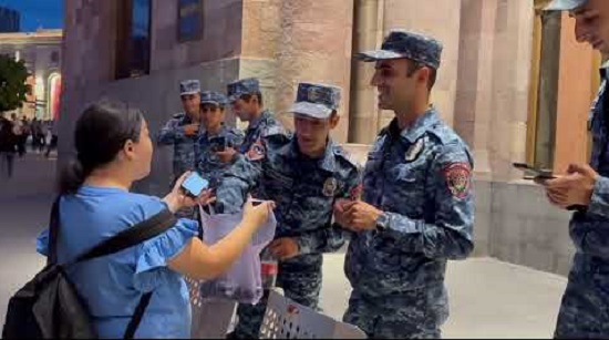 Արցախցի աղջիկը թուզ է հյուրասիրում ոստիկաններին