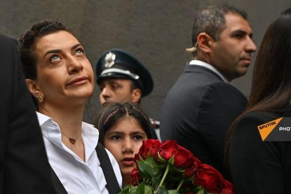 Աննա Հակոբյանը խոժոռում է հայացքն ու երկար զայրացած նայում «Արցախը Հայաստան է» ասող լրագրողին
