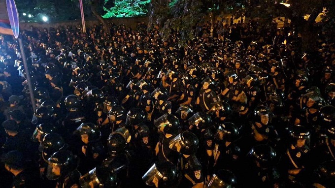 Ոստիկանական մեծաթիվ ուժեր Բաղրամյան-Դեմիրճյան խաչմերուկում