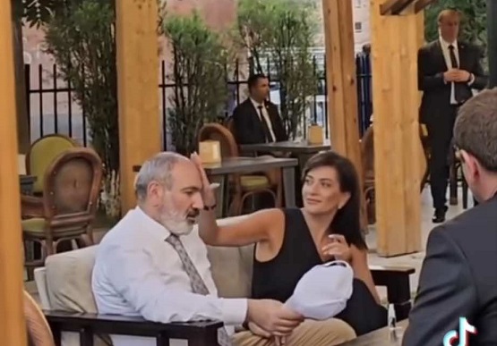 Աննա Հակոբյանը շոյում է Փաշինյանի գլուխը՝ շատրվաններով հիանալուց հետո