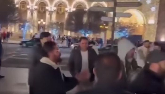 Ադրբեջանցիները Հանրապետության հրապարակում  ադրբեջաներեն «Ղարաբաղ» երգ են երգում