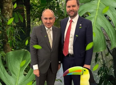 «Իմացել ա՝ պիցցա բերող առաքիչն ա», «Սելֆի է Սպիտակ տուն այցելած տուրիստի հետ»․ Համացանցի արձագանքը