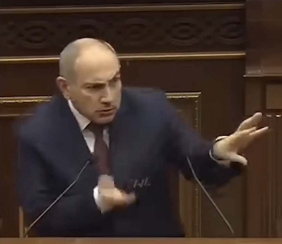 Փաշինյանի շարժումներն ՝ ԱԺ ամբիոնի մոտ՝ մեմի թեմա