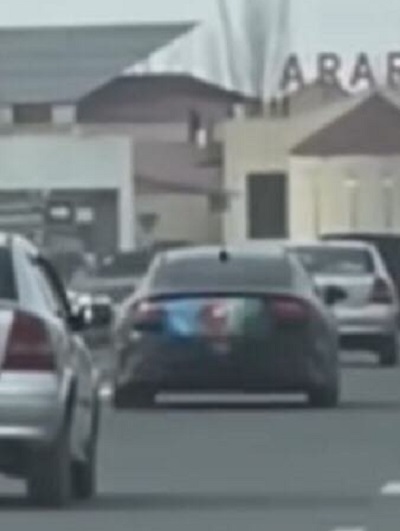 Ծածանելով ադրբեջանական դրոշը՝ մեքենան սլանում  է Արտաշատ տանող ճանապարհով