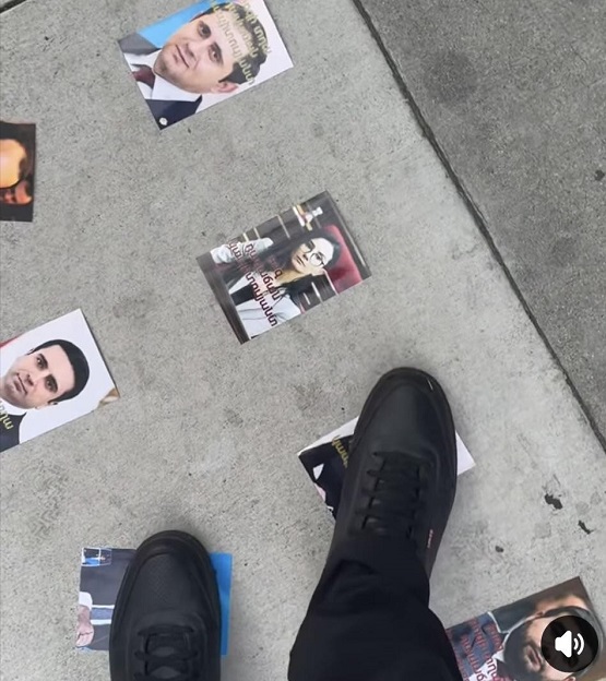 Հայերը քայլում են ՀՀ պաշտոնյաների լուսանկարների վրայով՝ Կալիֆորնիայի Գլխ․դատախազության շենքի առաջ