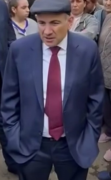 Նորաձև՞ է  ու կի՞րթ, երբ  ձեռքերը գրպանում դրած  ես խոսում  մարդկանց հետ 