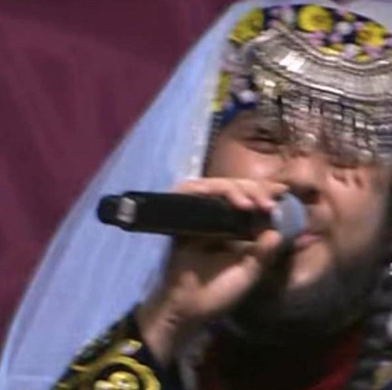 «Հ1-ը պրոպագանդում է այլասեռվածություն»․ Կնոջ տարազով երգչին քննադատում են