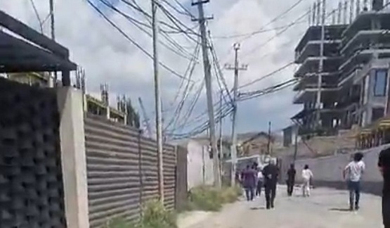 «Սեփական տների մեջ ի՞նչ վիսոտնի...Կոյուղագիծ չկա՝ 8 հարկանի շենք են կառուցում». Առինջի բնակիչները բողոքում են