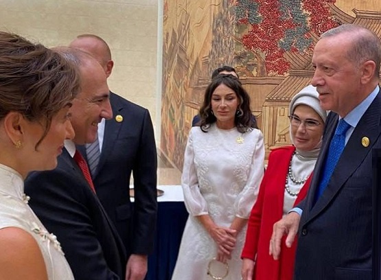 Նիկոլն ու Աննան ուրախ և երջանիկ զրուցել են Էրդողանի, Ալիևի ու նրանց կանանց հետ