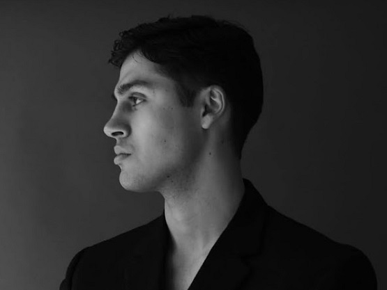 D&G-ի հայազգի մոդել Աշոտ Գրիգորյանը` հայկական դրոշով ու Շերոյանի հեղինակային կոստյումով