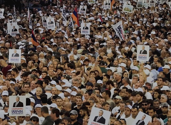 Չնայած ՔՊ-ի փորձերին՝ խափանել հանրավաքը, այն մարդաշատ է