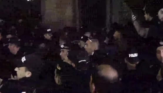 «Ազգուրացներ», «պառակտիչներ», «դավաճաններ», «անամոթներ»․ Մարդիկ՝ Փաշինյանի կողմն անցած եպիսկոպոսներին