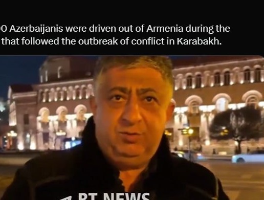 Ադրբեջանցին Հանրապետության Հրապարակում կանգնած՝  «300․000 տեղահանված հայրենակիցներին առաջարկում է իր նման այցելել իրենց պատմական հողերը տեսնել»