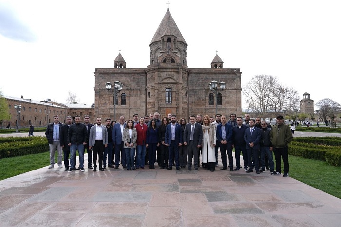 Նարեկ Կարապետյանն ու «Ուժեղ Հայաստան»-ի  անդամները Մայր Աթոռում մասնակցել  են Ճրագալույցի պատարագին