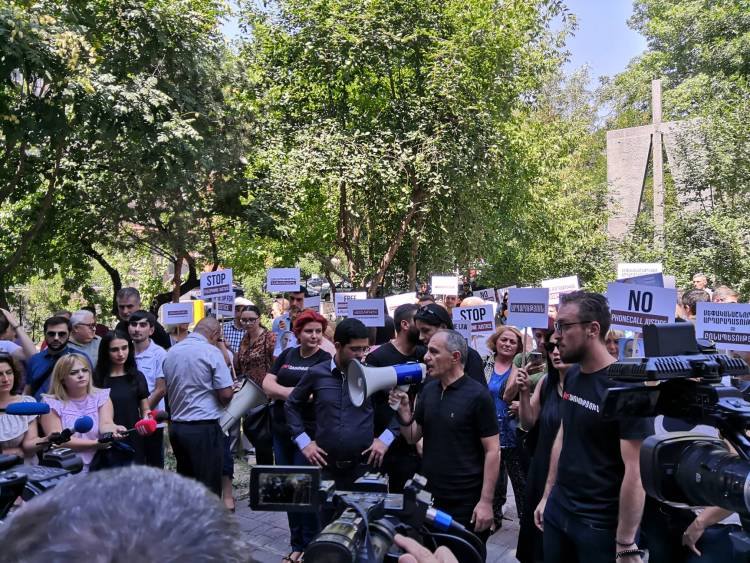 «Դատավո՛ր, իջի՛ր» վանկարկումներով բողոքի ակցիա Ռոբերտ Քոչարյանի աջակիցների կողմից