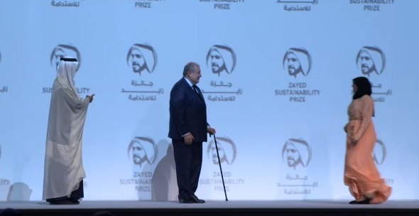  Արմեն Սարգսյանը մրցանակ է հանձնել «Ալ Ամալի» դպրոցին