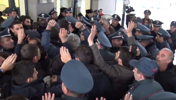 Բախում ոստիկանների հետ. ՀՅԴ ցուցարարները փորձում են ներխուժել ԿԳՄՍ նախարարություն