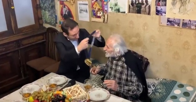 Երևանի պատվավոր քաղաքացու կոչումը ստանալուց հետո Մանարյանը հուզմունքից համբուրում էր մեդալը