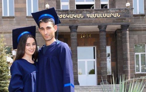 Բժիշկ Գարիկ Մանուկյանը մասնագիտական պարտքը կատարելիս զոհվել է սմերչի արկից