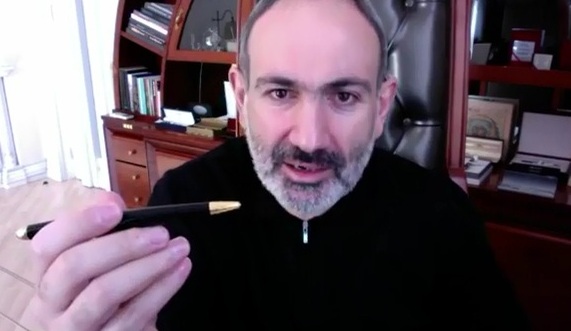 Նիկոլ Փաշինյանն ուղիղ եթերում անդրադարձել է Հրայր Թովմասյանի նվիրած գրիչի շուրջ առաջացած աղմուկին