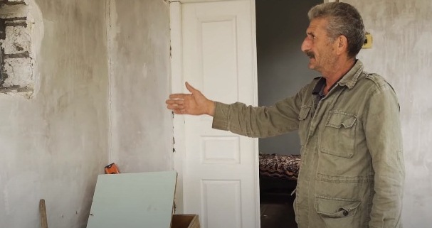 Մարտունեցի տղամարդը ներկայացնում է ադրբեջանական ռմբակոծության հետևանքով իր տան վնասները