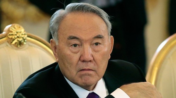 Ինչպես են տապալում Նազարբաևի արձանը