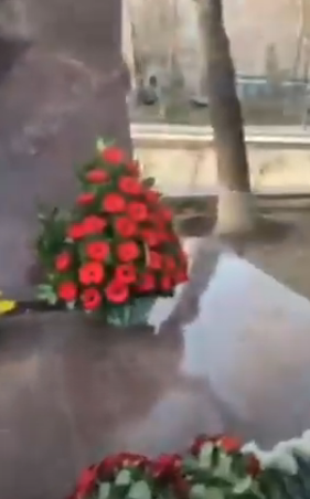 Քաղաքացին հեռացրել է Վազգեն Սարգսյանի հուշարձանին Նիկոլ Փաշինյանի դրած ծաղիկները