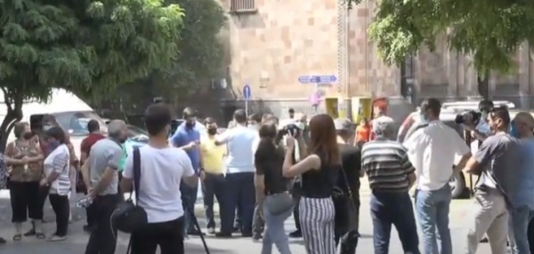 Ամուլսարի հարակից համայնքների բնակիչները Կառավարության դիմաց պահանջում են բացել հանքը