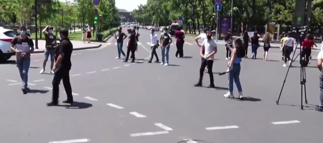 Աշակերտները փողոց էին փակել․ Ակցիայի մեծահասակ մասնակիցները նրանց դպրոց ուղարկեցին