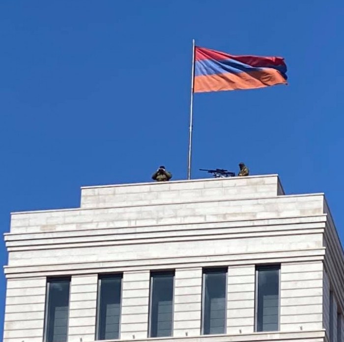 Դիպուկահարները նորից տանիքներին են․ կառավարական 3-րդ շենք էր ժամանում Նիկոլ Փաշինյանը