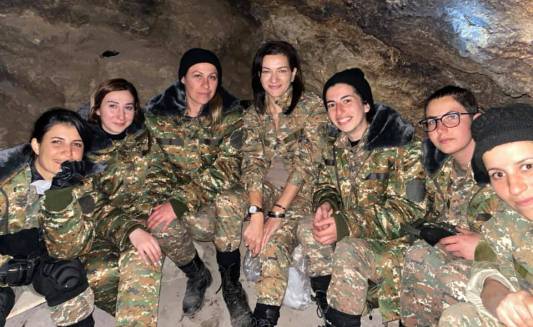 Քանի որ միայնակ լինելուս հանգամանքը  անհանգստացրել է, հրապարակում եմ լուսանկարներ. Աննա Հակոբյան