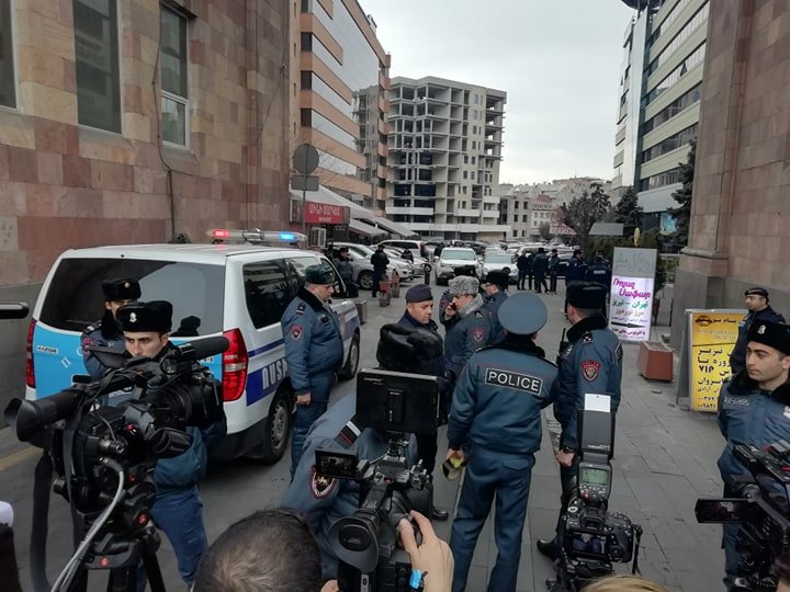 «Էրեբունի պլազա» ներխուժած անձը զենքը հանձնել է. բանակցել է անձամբ ոստիկանապետը