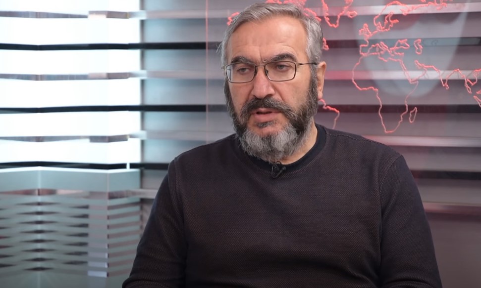 Խեղճ ու կրակ Մակրոնի կնոջը պարացրին տույ-տույի տակ․ այսպես տույ-տույ անելով՝ հողերը տվեցինք․ Գագիկ Գինոսյան