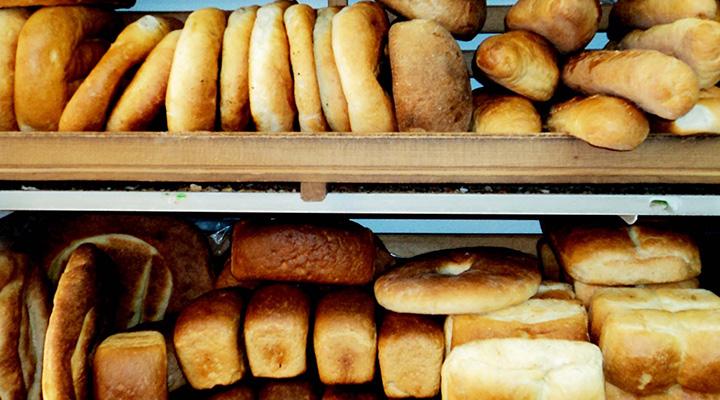 Զապորոժյեի սուրբ Աստվածածին եկեղեցում հաց են բաժանում մարդկանց