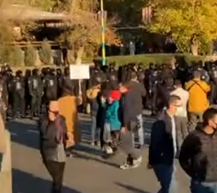 Հանրահավաք Ազատության հրապարակում. 2 կողմից այն հսկում են դիմակավոր ոստիկանները