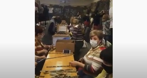 Հայ կանայք երգում են «Արի, իմ սոխակ»-ն ու սահմանի համար պատրաստում պաշտպանիչ ցանցեր