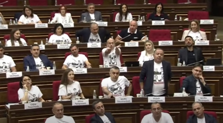 Թեժ իրավիճակ ԱԺ-ում․ «Հայաստան» դաշինքի անդամները հարվածում են սեղաններին՝ նիստն ընդհատելու համար