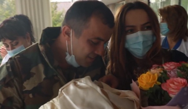 Ռազմաճակատից վերադարձած հոր ու նորածին դստեր առաջին հանդիպումը