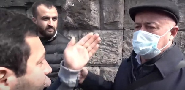 «Դավաճանը դու ես քո եղած չեղածով, լակոտ». Հովիկ Աղազարյանը բռունցքը բարձրացրեց, որ խփի ակցիայի մասնակցին