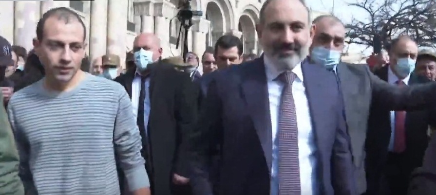 Նիկոլ Փաշինյանը որդու հետ քայլում է Հրապարակում