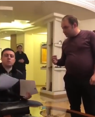 Փաստաբանը տեսանյութ է հրապարակել Հրայր Թովմասյանի բնակարանի խուզարկությունից