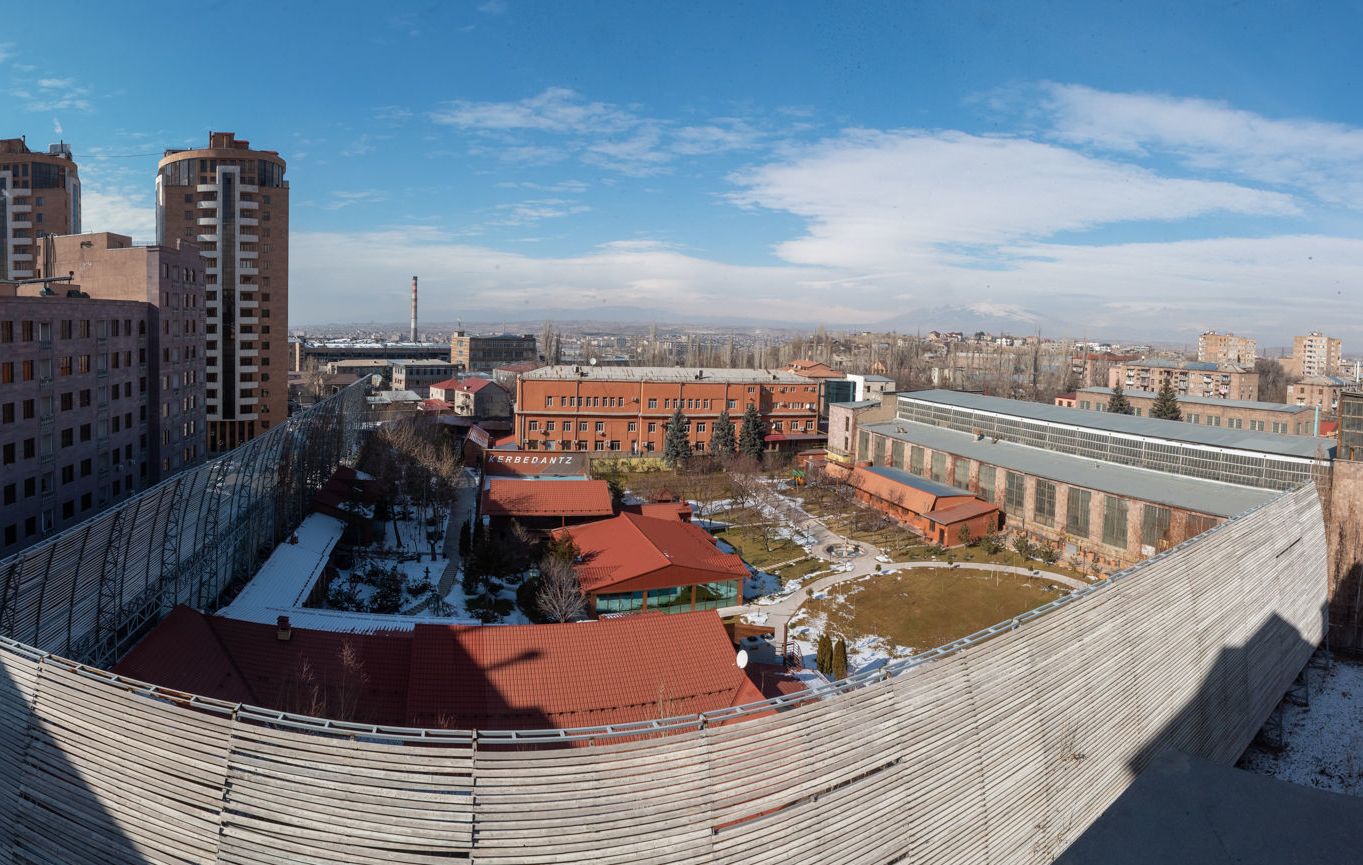 Նախկին վարչապետի տան` 3-4 հարկանի շենքի բարձրությամբ պատնեշը բողոքի ալիք է բարձրացրել