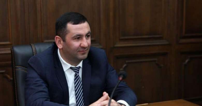 Քուչից բերած լակոտի ամբիոն են տրամադրում, 2 բաժակ էլ խմացնում, որ արտահայտություններ անի մեր մասին