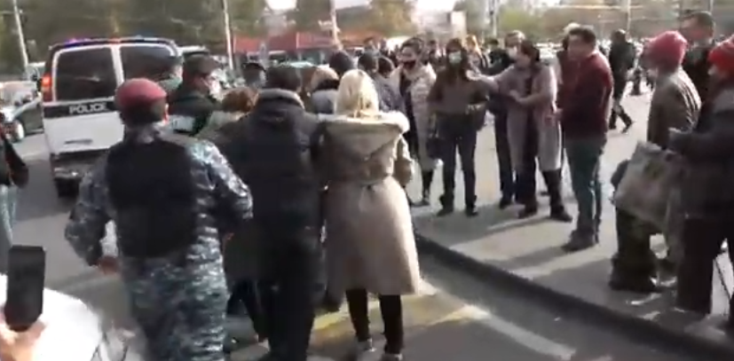 Նիկոլ Փաշինյանի հրաժարականը պահանջողները Երևանում մի շարք փողոցներ են փակել