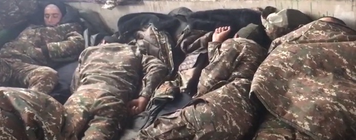  Զինվորները պատերազմից հետո քնում են բետոնի վրա՝ զուրկ տարրական պայմաններից