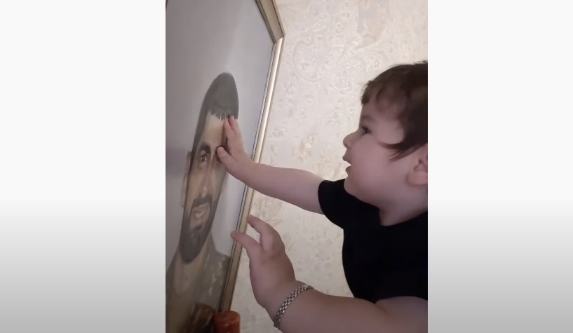 Հերոս Արշակ Մելիքյանի որդին 1-ին անգամ «պապա» է ասում նրա նկարի առաջ. փոքրիկը ծնվել է հոր մահից հետո