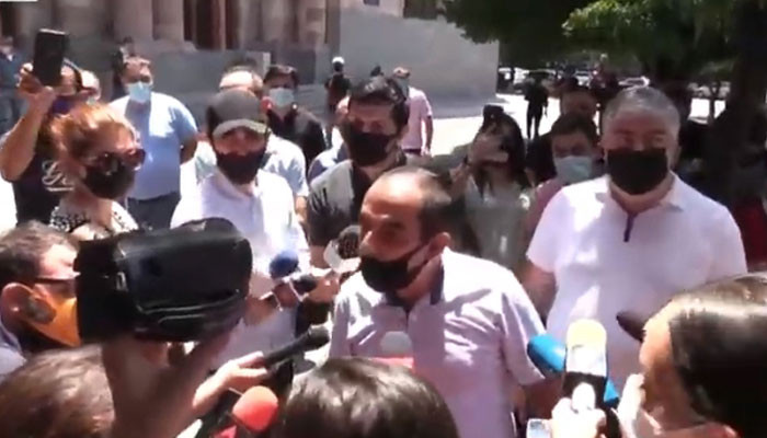 Ռեստորանային ոլորտի աշխատակիցների բողոքի ակցիան՝ Կառավարության դիմաց, կան բերման ենթարկվածներ.Ուղիղ