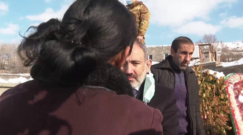 Ամեն անգամ ձեր հետ շփվելիս` գիտեմ, թե կյանքս 10 տարով երկարում է․ սիսիանցի սգավոր կինը՝ Փաշինյանին