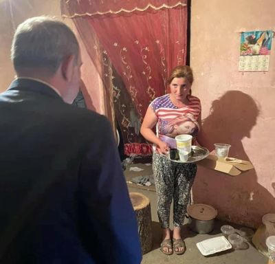 Փաշինյանին չեմ ընդունում, դուռը ծածկեցի, մտա տուն, տեսնեմ՝ դուռը ծեծում են. Շուռնուխցի կինը՝ իր տանը Փաշինյանին տեսնելու մասին