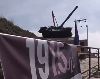 Արցախցիները Շուշիին նայող հայտնի տանկի վրա ցուցանակն այնպես են փակցրել, որ ադրբեջանցիները տեսնեն